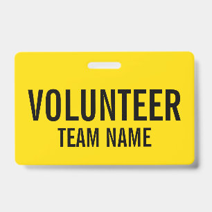 Gele vrijwilliger-badge met de naam van het team badge