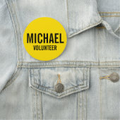 Gele vrijwilligerbadge met aangepaste naam naamplaatje (In situ)