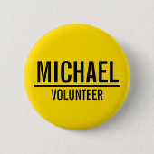 Gele vrijwilligerbadge met aangepaste naam ronde button 5,7 cm (Voorkant)