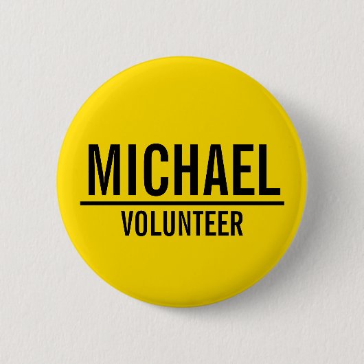 Gele vrijwilligerbadge met aangepaste naam ronde button 5,7 cm (Voorkant)