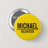 Gele vrijwilligerbadge met aangepaste naam ronde button 5,7 cm (Voorkant /achterkant)