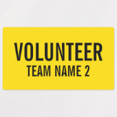 Gele vrijwilligersbadge met de naam van het team v labels (Design 2)