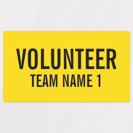Gele vrijwilligersbadge met de naam van het team v labels (Design 1)