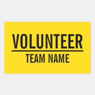 Gele vrijwilligersbadge met de naam van het team v rechthoekige sticker
