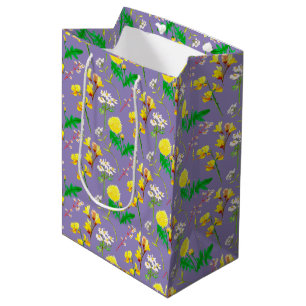 Gele watercolor bloemen op paars medium cadeauzakje