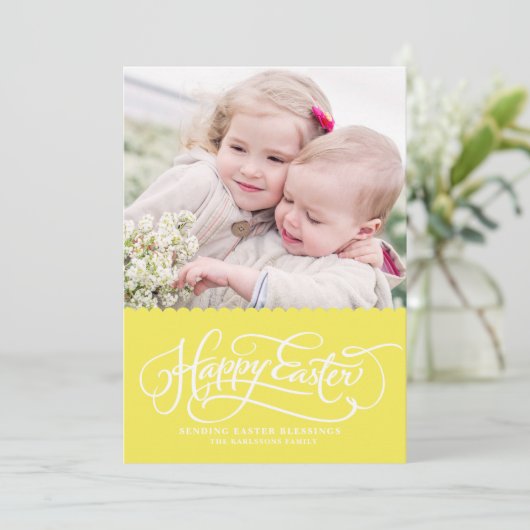 Gele Whimsical Script Happy Pasen Fotokaart Feestdagenkaart (Staand voorkant)