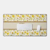 Gele Wilde Bloemen Patroon Monogram Naam Bureaumat (Keyboard & Muis)