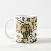 Gele, witte bloemen op tijgerachtergrond koffiemok (Links)