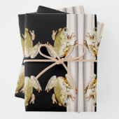 Gele witte boomkikker op vensterbank inpakpapier vel (In situ)