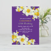 Gele Witte Daffodil Bloemen Paarse Verjaardag Kaart (Staand voorkant)