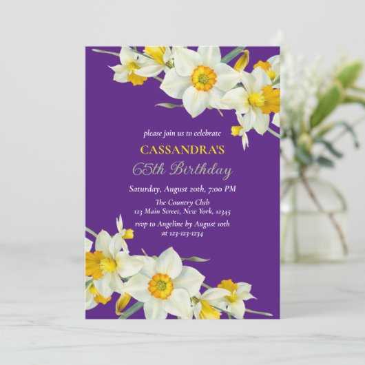 Gele Witte Daffodil Bloemen Paarse Verjaardag Kaart (Staand voorkant)