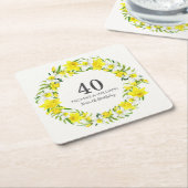 Gele witte deffodils met een baarmoederdag van 40  kartonnen onderzetters (Schuin)