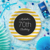Gele witte strepes zwart 70th Birthday Papieren Bordje (Feest)