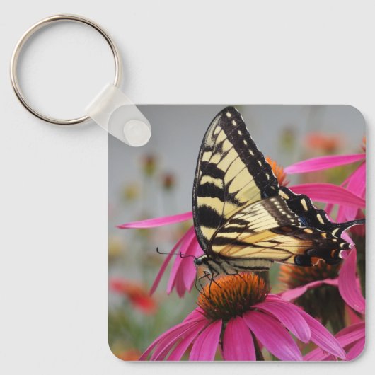 Gele zandstaartvlinder op Roze Echinacea Sleutelhanger (Voorkant)