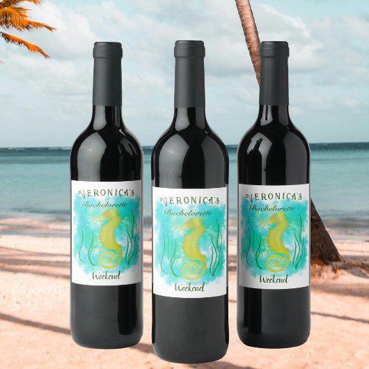 Gele zeepaardje onder het zee wijn etiket