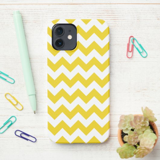 Gele zigzag, gele Chevron, geometrisch patroon iPhone Hoesje (Op bureau)