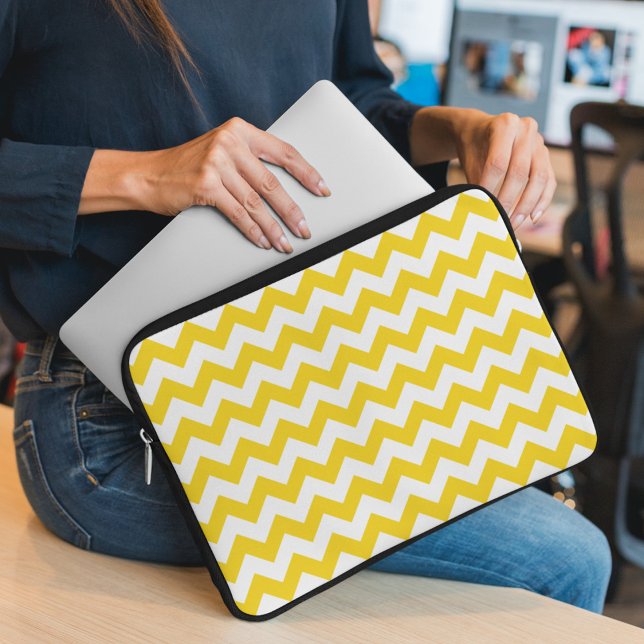 Gele zigzag, gele Chevron, geometrisch patroon Laptop Sleeve (Creator heeft geüpload)