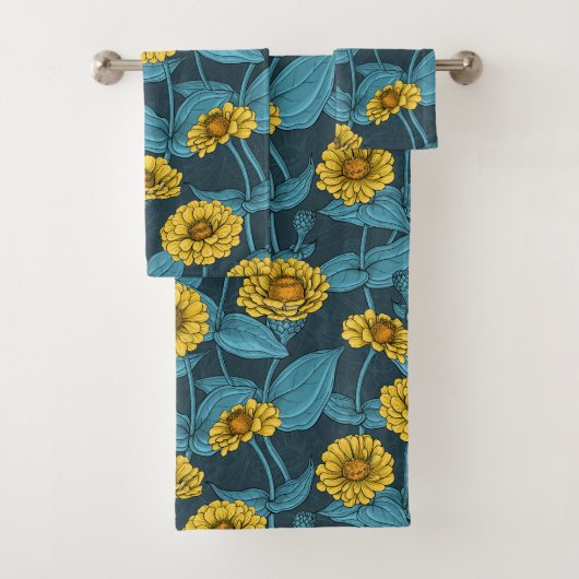 Gele Zinnias op donkerblauw Bad Handdoek (Insitu)