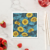 Gele Zinnias op donkerblauw Servet (Insitu)