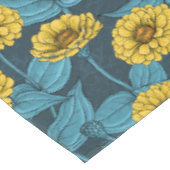 Gele Zinnias op donkerblauw Tafelkleed (Gekanteld)