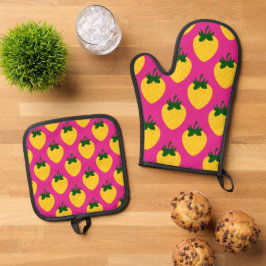 Gele Zomer Aardbeien op Hot Pink Ovenwant & Pannenlap Set