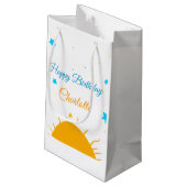 Gele zon blauwe sterren happy birthday naamtekst t klein cadeauzakje (Achterkant Gekanteld)