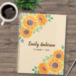 Gele zonnebloem Aangepast 2023 Planner<br><div class="desc">Deze Planner is versierd met waterverf zonnebloemen en groene bladeren op een zachte beige achtergrond. De tekst is donkerbruin. U kunt het personaliseren door jouw naam toe te voegen en het jaar te veranderen. Gebruik de optie van het Hulpmiddel van het Ontwerp om de tekstgrootte, de stijl, en de kleur...</div>