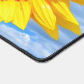 Gele zonnebloem en bijen op blauwe hemel bureaumat (Hoek)