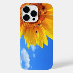 Gele zonnebloem en bijen op de blauwe hemel iPhone 14 pro max hoesje