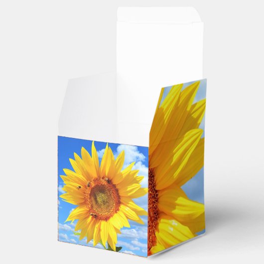 Gele zonnebloem en bijen op de blauwe hemel - zome bedankdoosjes (Geopend)