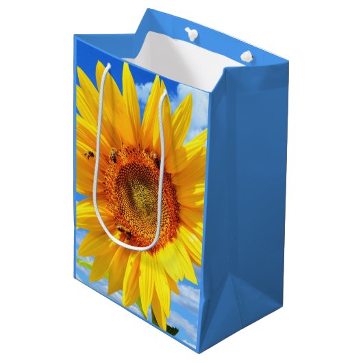 Gele zonnebloem en bijen op de blauwe hemel - zome medium cadeauzakje (Voorkant Gekanteld)