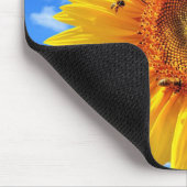 Gele zonnebloem en bijen op de blauwe hemel - zome muismat (Hoek)