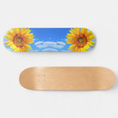 Gele zonnebloem en bijen op de blauwe hemel - zome persoonlijk skateboard (Horizontaal)