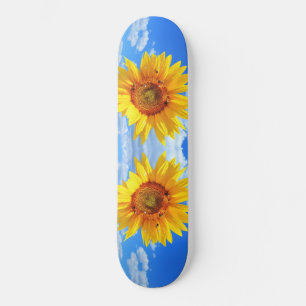 Gele zonnebloem en bijen op de blauwe hemel - zome persoonlijk skateboard