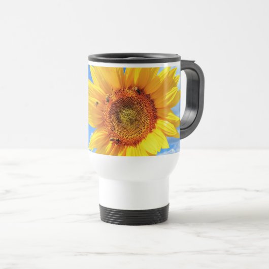 Gele zonnebloem en bijen op de blauwe hemel - zome reisbeker (Voorkant rechts)