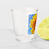 Gele zonnebloem en bijen op de blauwe hemel - zome shot glas (Links)