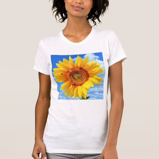 Gele zonnebloem en bijen op de blauwe hemel - zome t-shirt (Voorkant)