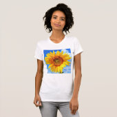 Gele zonnebloem en bijen op de blauwe hemel - zome t-shirt (Voorkant volledig)