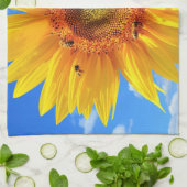 Gele zonnebloem en bijen op de blauwe hemel - zome theedoek (Gevouwen)
