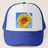 Gele zonnebloem en bijen op de blauwe hemel - zome trucker pet (Voorkant)