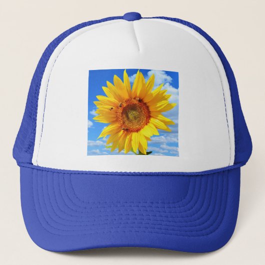 Gele zonnebloem en bijen op de blauwe hemel - zome trucker pet (Voorkant)