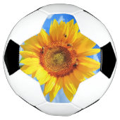 Gele zonnebloem en bijen op de blauwe hemel - zome voetbal (Gedraaid)