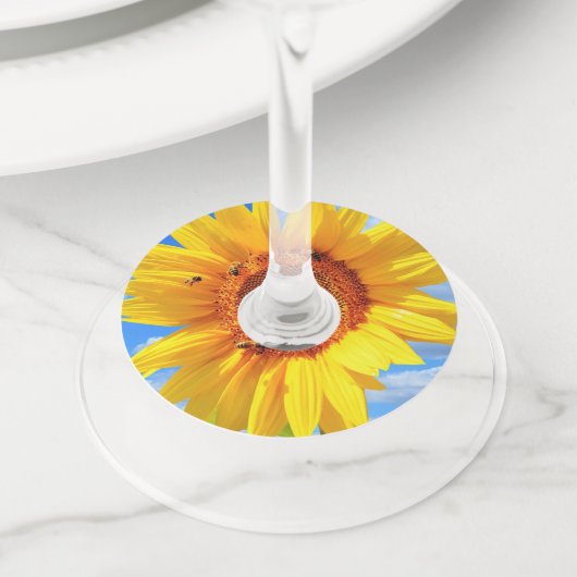 Gele Zonnebloem en Bijen Wijnglas Label (Dichtbij)
