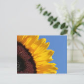 Gele zonnebloem en blauwe hemel briefkaart (Staand voorkant)