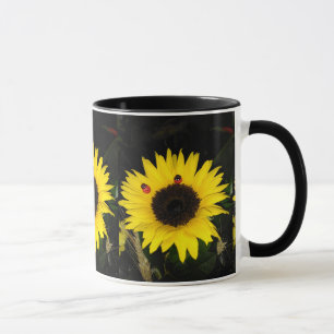 Gele zonnebloem en twee luikbeitjes mok