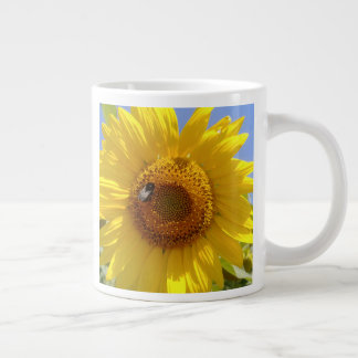 Gele zonnebloem grote koffiekop