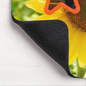 Gele zonnebloem met zonnebril muismat (Hoek)