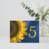 Gele zonnebloem op blauw tabelnummer briefkaart (Staand voorkant)