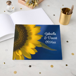 Gele zonnebloem op blauwe bruiloft gastenboek