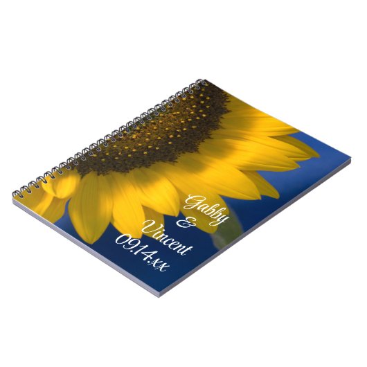Gele zonnebloem op blauwe bruiloft notitieboek (Linkerzijde)
